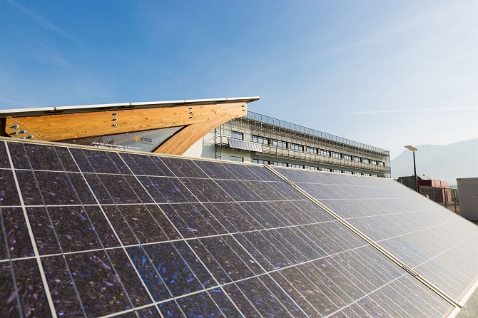 Focus sur les panneaux photovoltaïques du parking solaire de l'INES