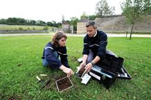 Unité de radioprotection effectuant des prélèvements de terre près d’un centre, pour analyse.