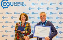 Catherine Kissel reçoit la médaille Petrus Peregrinus 2019 de l’Union européenne des géosciences