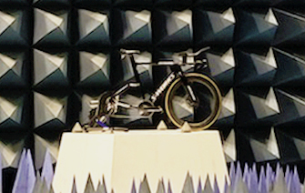 Test du dispositif de localisation en temps réel des cyclistes dans la chambre anéchoïde du CEA. - © CEA-Leti