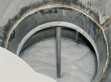 Mousse de décontamination dans une cuve contaminée par des dépôts adhérents