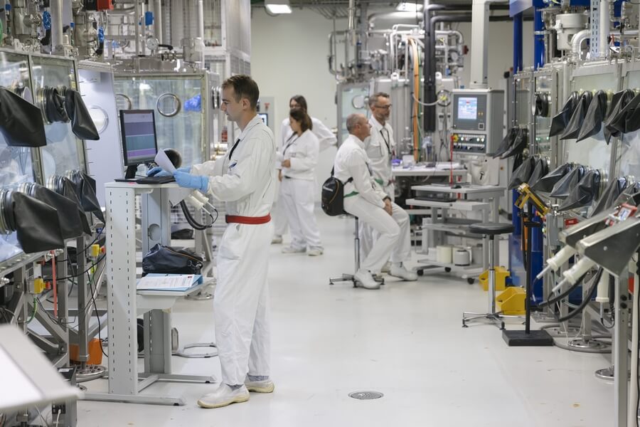 Laboratoire de R&D sur la fabrication du combustible MOX au CEA-Isec, à Marcoule