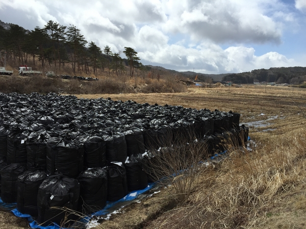 Vue de big bags, ces volumes de déchets de terres contaminées entreposés.