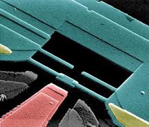 Photographie au microscope électronique d'un quantronium, première réalisation d'un bit quantique sur une puce électronique.