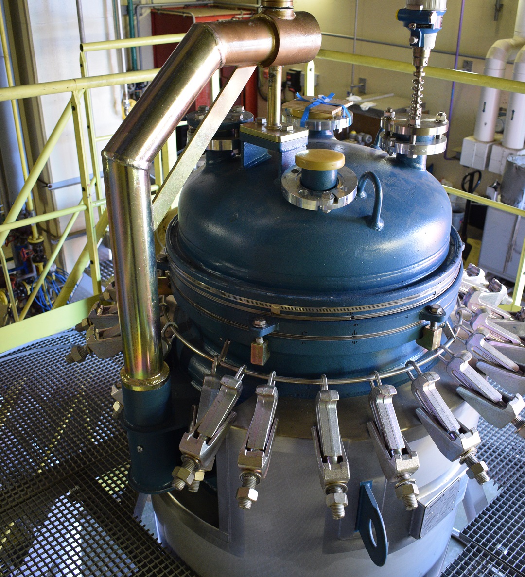 Réservoir hydrogène en matériau composite placé dans la cuve de l’unité pilote de recyclage (technologie PHYre®