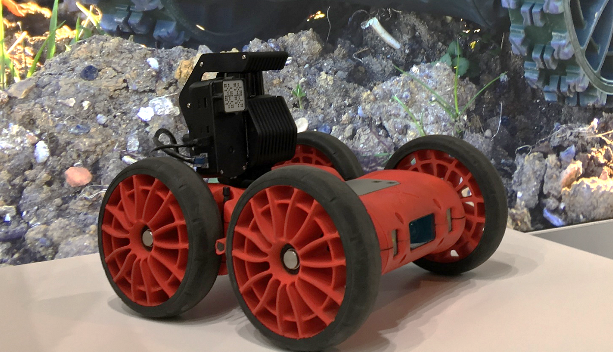 La faible masse et la forme compacte de Nanopix permettent de l'embarquer sur vecteurs robotiques légers afin de réaliser des mesures, à distance, dans les zones les plus difficiles d'accès ou fortement irradiantes. // The extremely low weight and the compact form factor of Nanopix gamma camera allow it easily embedded onto lightweight robotc vectors. This novelty enables carrying out remote measurements in highly irradiating and non-accessible areas. © CEA-List nanopix bot.png