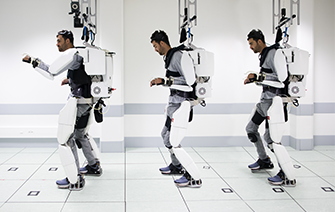 An unprecedented neuroprosthetic allows a tetraplegic patient fitted with an exoskeleton to move