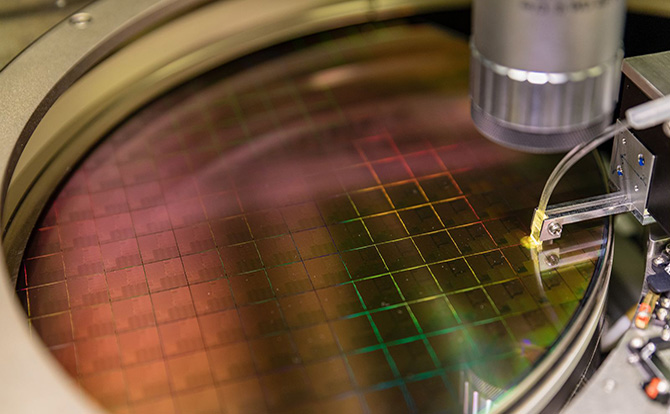 Photonic chips: toward high-throughput alignment of optical fibers