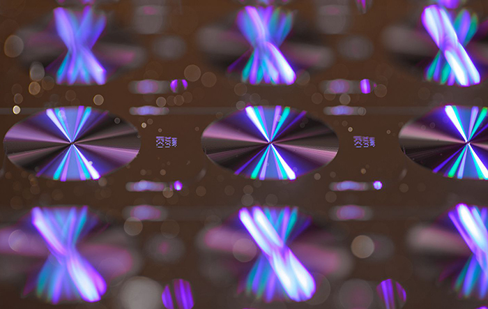 Le silicium devient émetteur de photons uniques à 1,28 micron