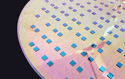 Le CEA-Leti présente une technique d'assemblage hybride « die-to-wafer » avec un pas de 1 μm, éliminant ainsi un verrou pour les matériels dédiés à l’IA