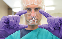 Dispositif générique pour applications microfluidiques et diagnostics sur le lieu de soin