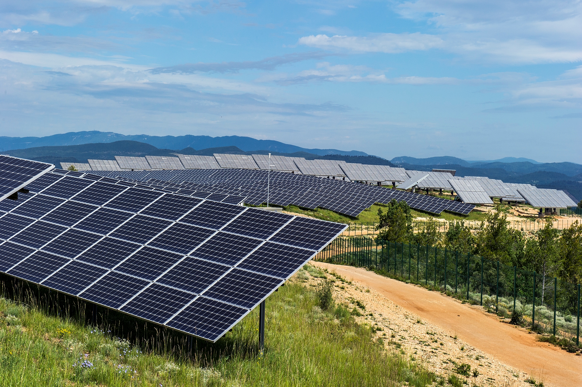 Centrales photovoltaïque et photovoltaïque à concentration de la plateforme de démonstration et d'expérimentation Megasol. © L. Godart / CEA Centrales photovoltaïque et photovoltaïque à concentration à la cité des énergies.