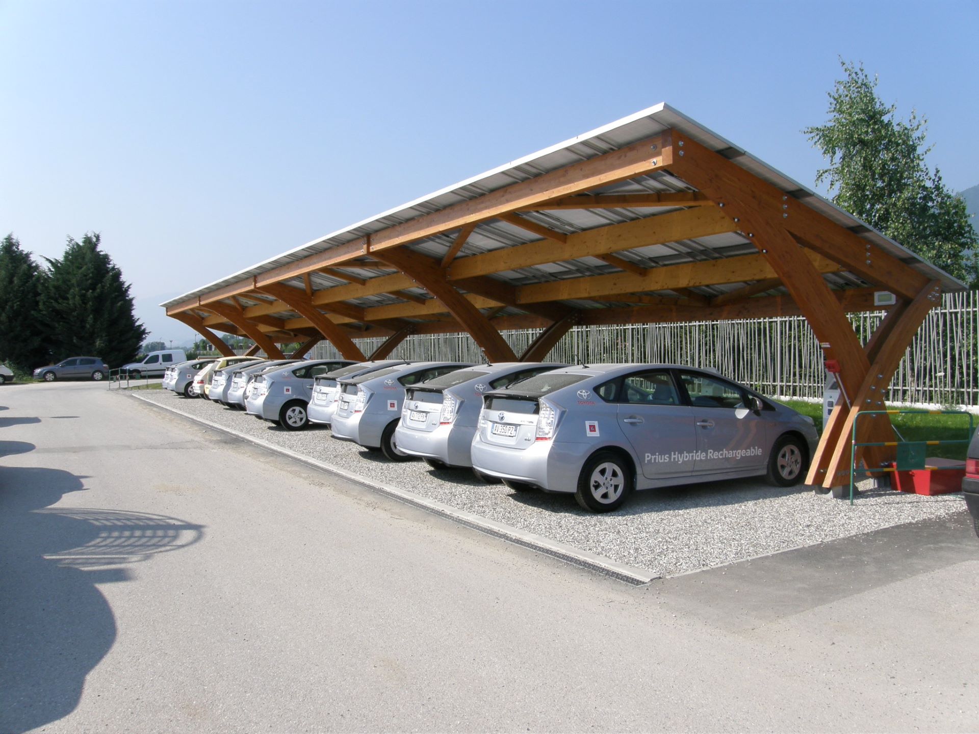 Parking solaire avec bornes de recharge pour véhicules électriques