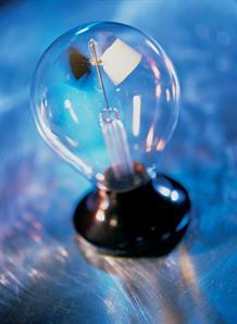 Dans une ampoule, l’énergie électrique se convertit en énergie lumineuse et calorifique