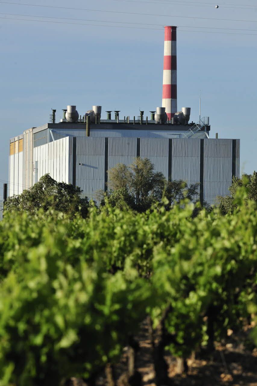 Vues extérieures du réacteur nucléaire de recherche Phénix, mis en service en 1974 sur le site CEA de Marcoule (Gard), a permis de faire la démonstration industrielle de la filière des réacteurs à neutrons rapides. Il a été arrêté en 2009.Crédit : F.Vigouroux/CEA
