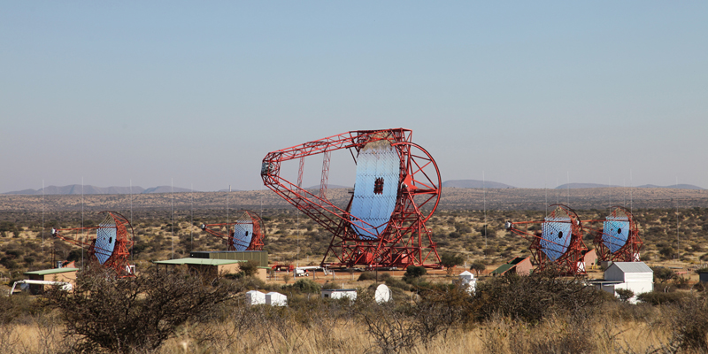 Les 5 télescopes de l’observatoire H.E.S.S sur les hauts plateaux Khomas en Namibie 