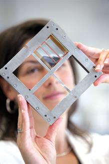 Préparation des cellules solaires photovoltaïques souples à l’Institut national de l’énergie solaire.