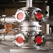 Réacteur de l’installation pilote de synthèse de nanopoudres par la méthode de pyrolyse laser en flux, en cours d’installation