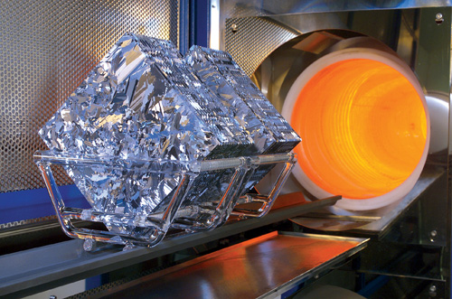 Dans ce four, les plaques de silicium sont dopées à une température comprise entre 700 et 900 °C