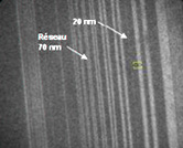 Sur l’écran, une image interprétée montrant l’échantillon : un réseau de couches d’arséniure de gallium dont certaines ayant moi