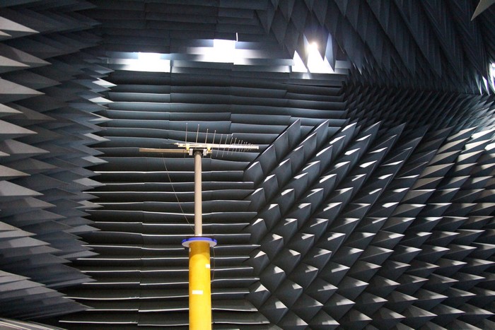chambre-anechoique-antenne.JPG