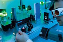 Etude des variations induites dans les matériaux lasers par pompage optique