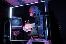 Inspection d’un miroir en verre servant au transport des faisceaux lasers du «laser Mégajoule (LMJ)