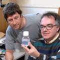 Olivier Poncelet et Daniel Getto observent un nanofluide à base d’oxyde de silice