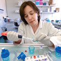 Caroline Menguy, technicienne supérieure du développement, prépare l’échantillon d’ADN pour la fragmentation