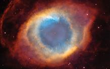 Une gigantesque nébuleuse au cœur d’un amas distant
