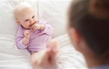 Pourquoi le nourrisson apprend si vite à parler 