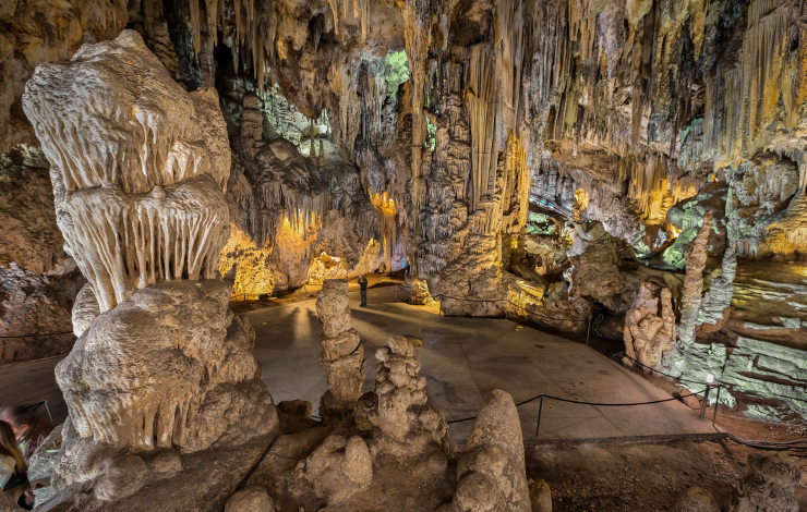 Grotte andalouse de Nerja : des datations de stalagmites perturbées par des transformations minéralogiques 
