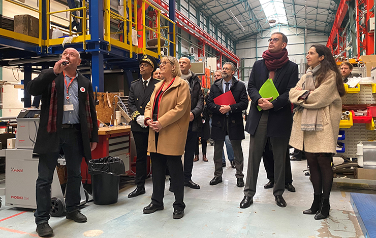 Lionel Quettier présente les travaux du CEA-Irfu sur l'aimant supraconducteur de l'IRM Iseult à Sylvie Retailleau, François Jacq et Anne-Isabelle Etienvre. © A.Ganier/CEA