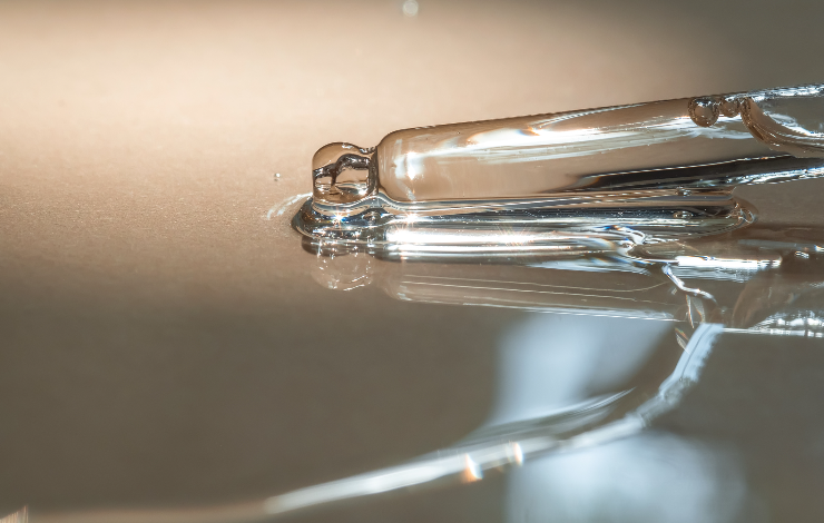 Interprétation par dynamique moléculaire de la réponse diélectrique d’un liquide surfondu près de la transition vitreuse