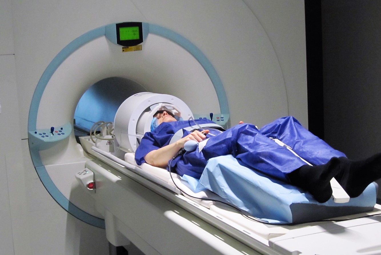 A volunteer in the 7T MRI at NeuroSpin. © C.Doublé / NeuroSpin / CEA 7T©C.Doublé-NeuroSpin-CEA 06.JPG