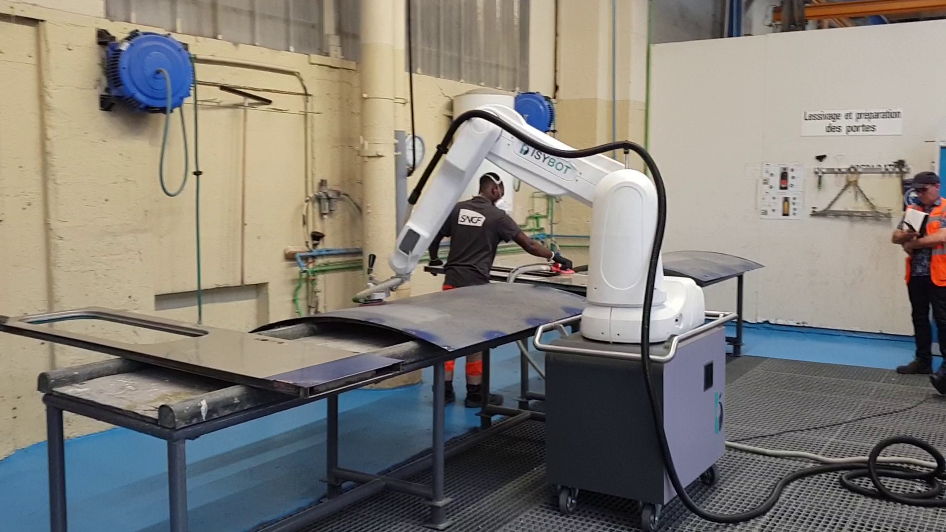 The Isybot sanding robot works in parallel with an operator ©Isybot Parrallèlisation.png