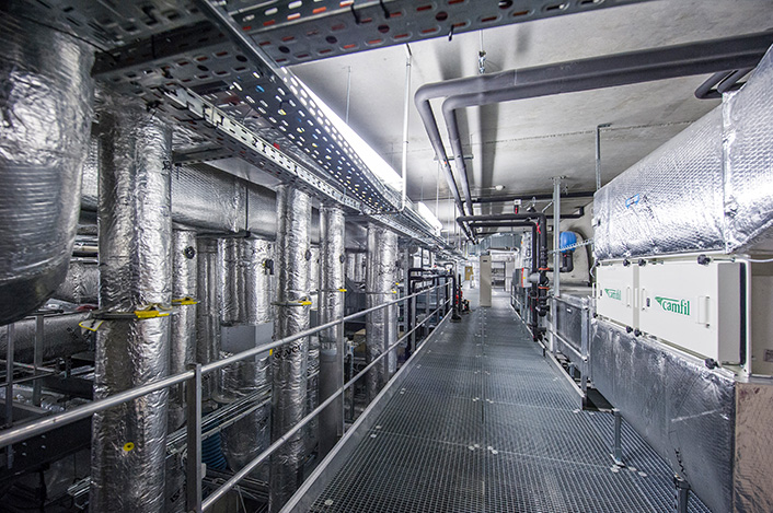 Les galeries techniques (filtration de l'air et des liquides, contrôle de la pression, …) du bâtiment IDMIT