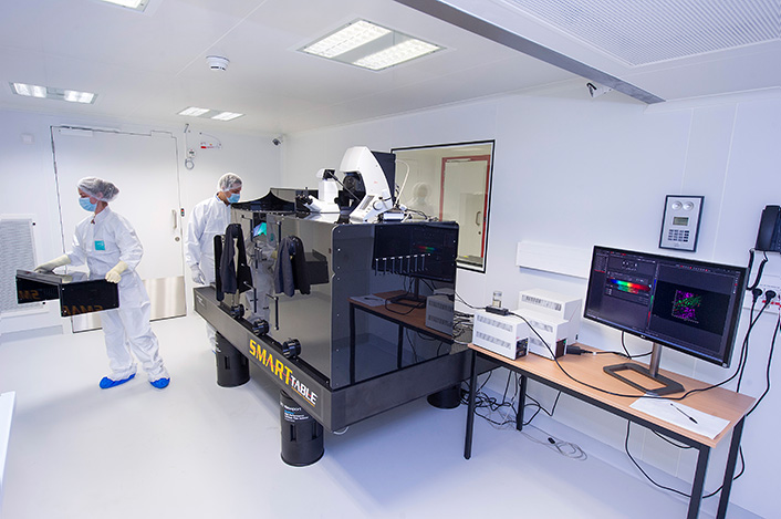 Microscope biphoton d'IDMIT, unique au monde, pour imager <em>in vivo</em> à l'échelle cellulaire.