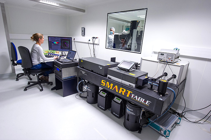 Salle de commande du microscope biphoton, situé en zone de confinement biologique de niveau 3