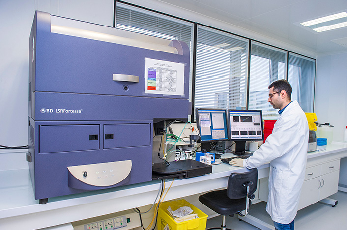 Analyseur de cellules par cytométrie en flux équipant la plateforme FlowcyTech d'IDMIT.