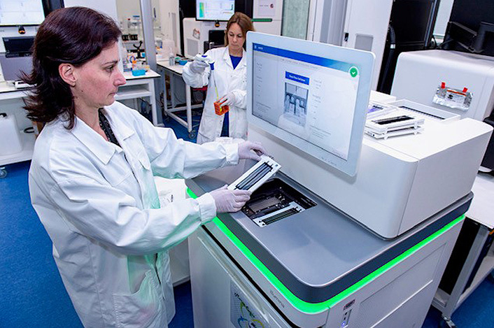 Un séquenceur au Centre National de Recherche en Génomique Humaine de l'Institut de biologie François Jacob, à Evry.