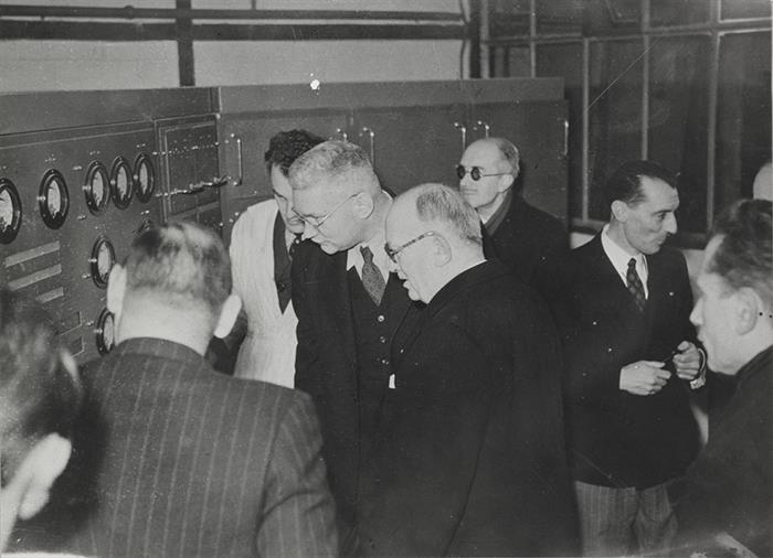 Visite du président de la république Vincent Auriol accompagné de Frédéric Joliot-Curie et Lew Kowarski - 21 décembre 1948