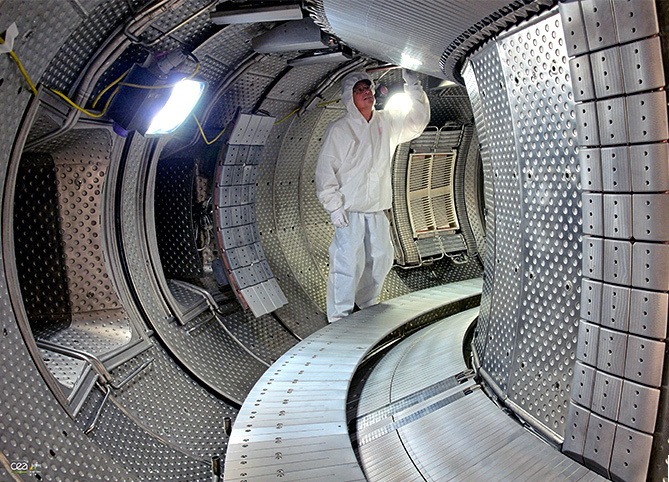 Intérieur du tokamak : sur la partie gauche se trouvent deux antennes de chauffage FCI sur les murs extérieurs