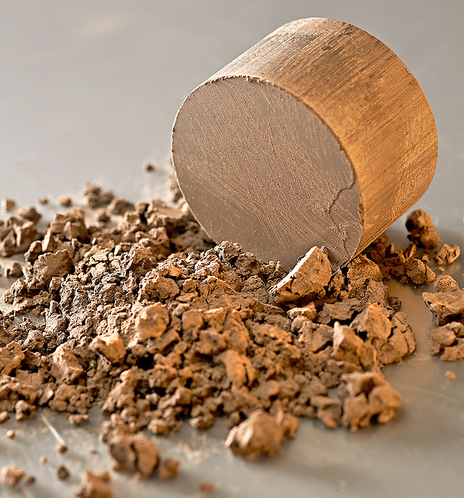 Magnet-Poudre NdFeB et pièces. © D.Guillaudin/CEA