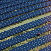 © VSB énergies nouvelles - Drône au dessus de panneaux solaires.