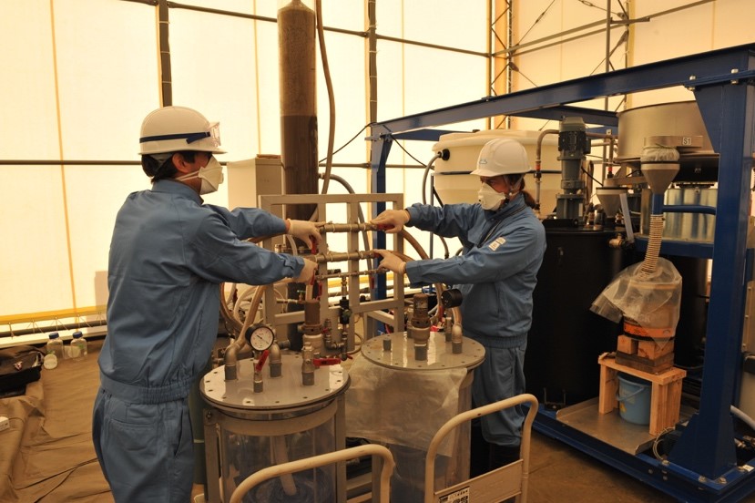 La récolte de la mousse contenant le césium fixé sur les particules d’argile, lors de l’expérimentation au Japon © J-L Sida/CEA demeterrees-1.jpg