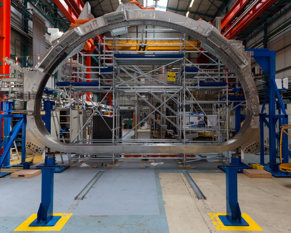 Une des bobines supraconductrices équipée de sa structure externe. © P.Dumas/ CEA