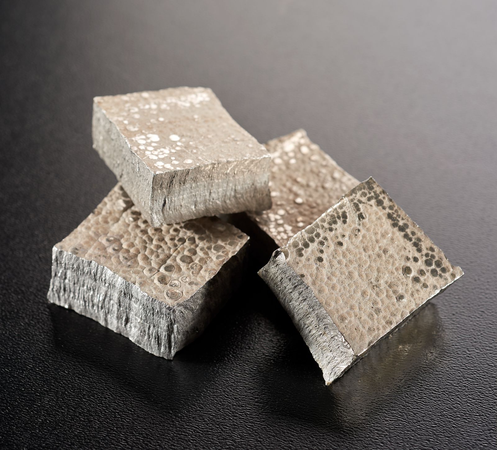 Morceaux de cobalt. Matière première pour la préparation de l'alliage de NdFeB