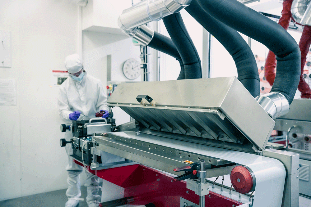 Banc d’enduction utilisé pour la réalisation d’électrodes de batterie, voire d’électrolytes, en salle anhydre. © Sébastien Veyre/CEA Banc d’enduction utilisé pour la réalisation d’électrodes de batterie, voire d’électrolytes