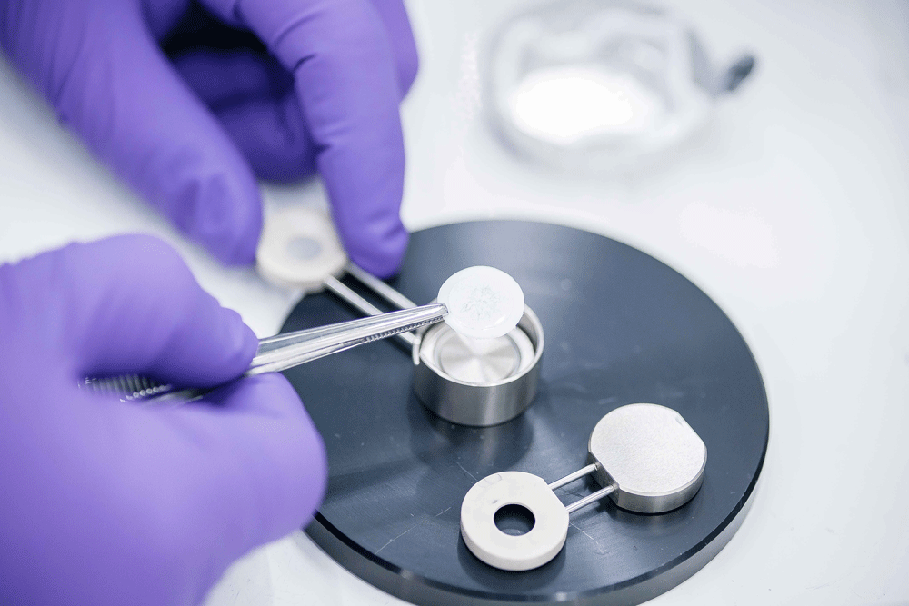 Recherche sur les batteries tout-solide. Mise en forme de membranes électrolytes. © Jessy Penelon/CEA Recherche sur les batteries tout-solide.